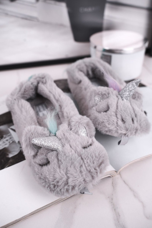 Moteriškos šlepetės su kailiu Vienaragio pilka vaivorykštė