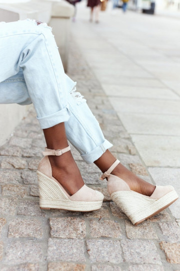 Pintos sandalai su pleištais smėlio spalvos avokadas