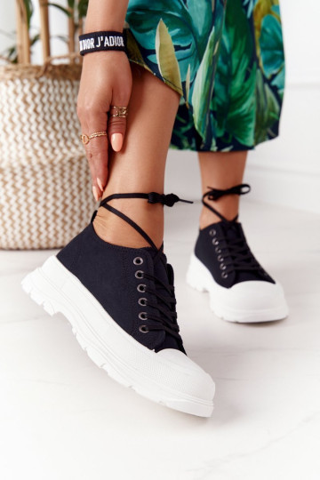 Sneakers On The Platform Juoda Kelionės laikas 2