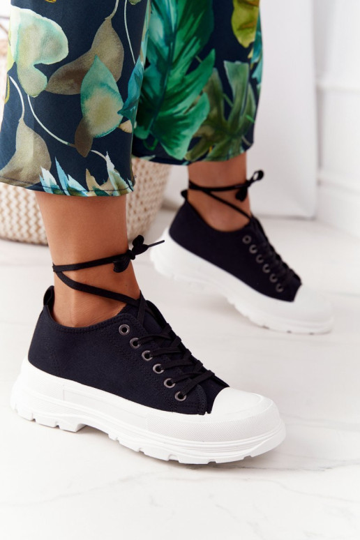 Sneakers On The Platform Juoda Kelionės laikas