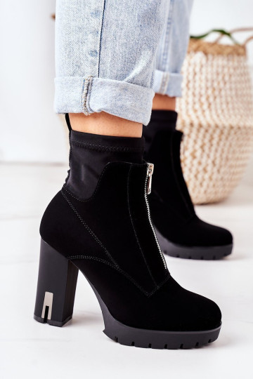 Izoliuoti batai ant blokinio kulno Black Wonder Woman