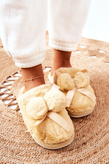 Pūkuotos šlepetės su pompomis