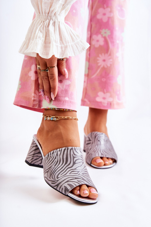 Odinės moteriškos šlepetės ant aukšto kulno Zebra pilka Nessita