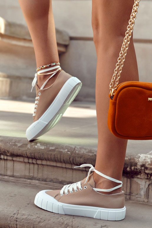 Moteriški sportbačiai ant platformos yra rudi