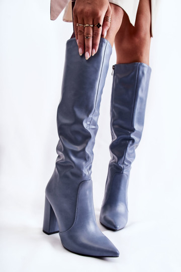 Klasikiniai batai ant „Post Blue Mayra“.