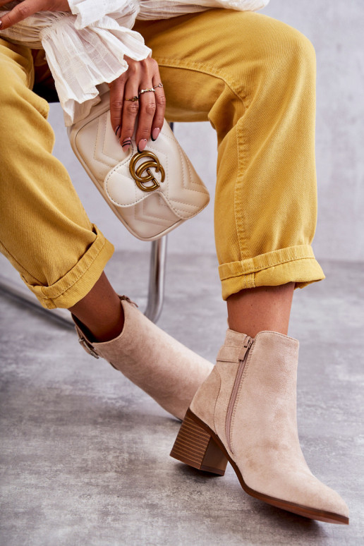 Zomšiniai batai ant smėlio spalvos Vannes