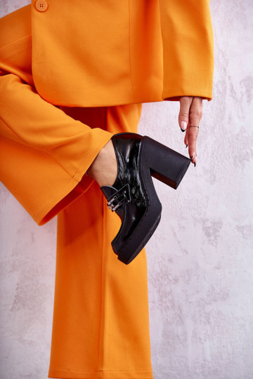 Lakuoti batai ant didžiulio stulpelio Black Jaime