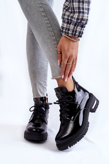 Lakuoti moteriški batai ant plokščio kulno