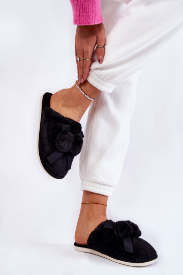 Moteriškos kailinės šlepetės su pomponais Black Castello