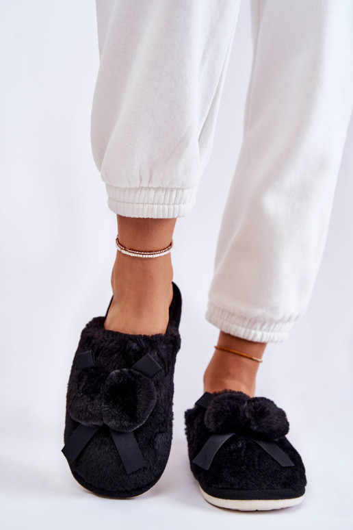 Moteriškos kailinės šlepetės su pomponais Black Castello