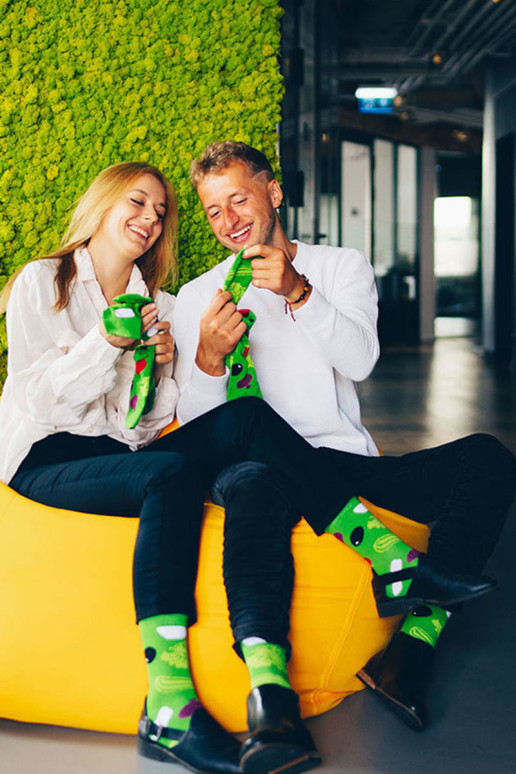 Vaivorykštės kojinių salotos 2 porų dėžutėje