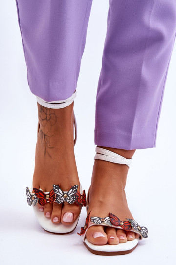 Moteriški sandalai su dekoratyviniais drugeliais, balti džinsai