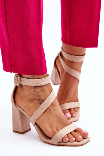 Moteriški zomšiniai aukštakulniai sandalai smėlio spalvos juostose