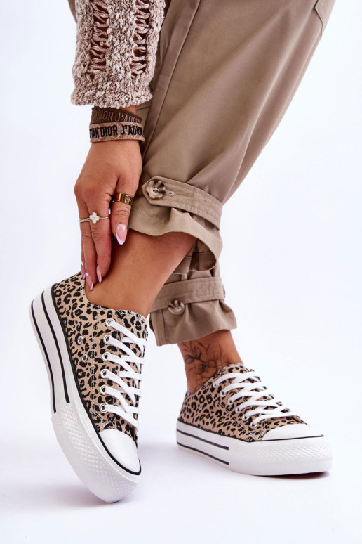 Moteriški sportbačiai ant storos smėlio spalvos...