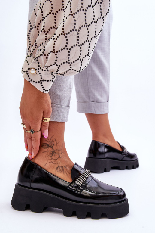 Madingi bateliai ant platformos su puošmena...