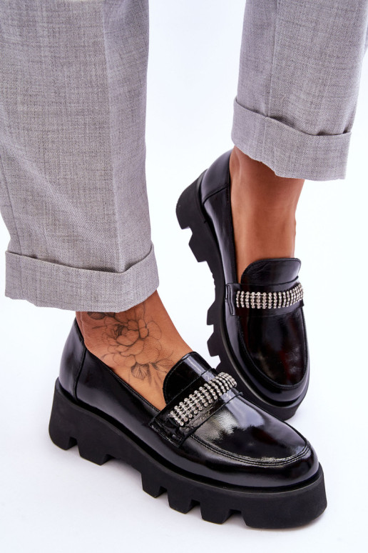 Madingi bateliai ant platformos su puošmena...