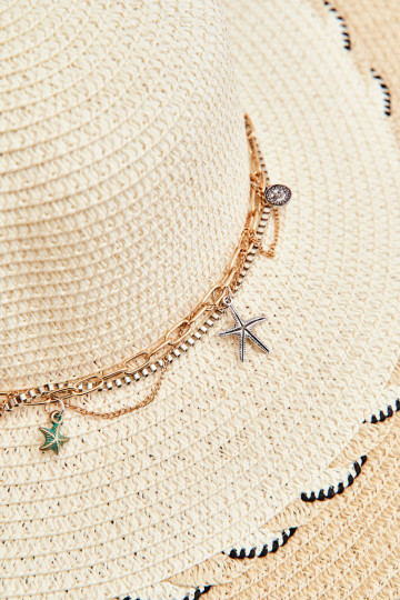 Šviesi moteriška kepurė su ornamentais smėlio spalvos 2