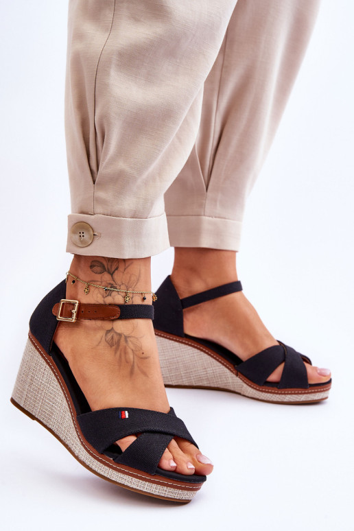 Moteriški sandalai ant pleišto juodo Veenus