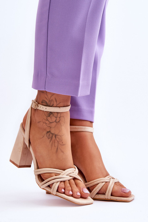 Klasikiniai zomšiniai aukštakulniai sandalai...