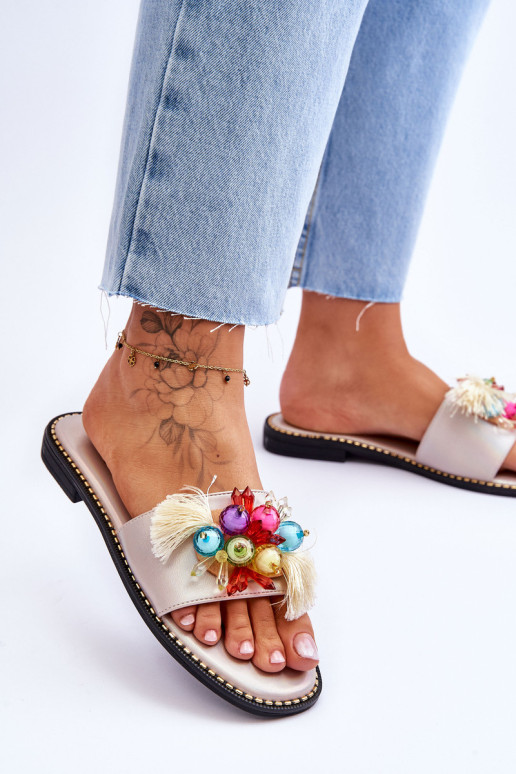 Šlepetės su dekoratyviniais karoliukais...