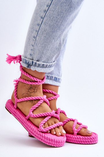 Surišti sandalai ant didžiulės rožinės platformos. Negaliu laukti