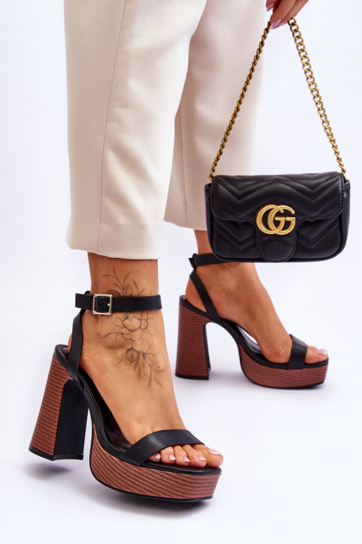 Eko odos sandalai ant stambios juodos...