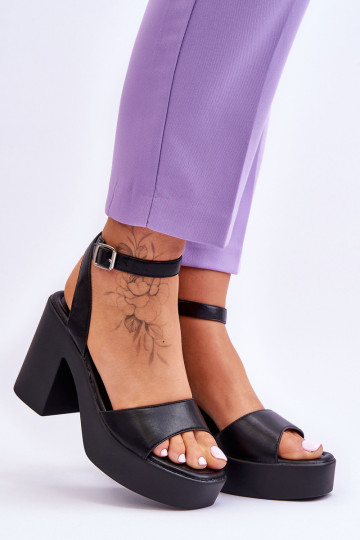 Madingi basutės ant masyvaus kulno, juodo karmino