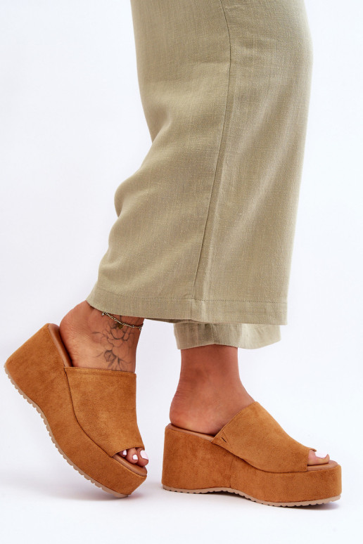 Moteriškos šlepetės ant didžiulės platformos...