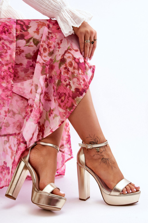 Eko odos sandalai ant aukšto strypo ir...