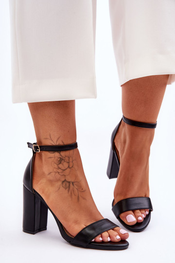 Individualūs juodi aukštakulniai sandalai 2