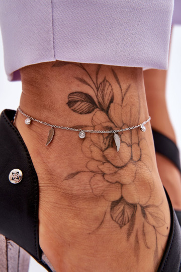 Apyrankė kojoms su plunksnomis ir kubiniu cirkonio sidabru