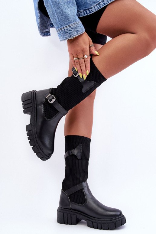 Moteriški kulkšnies batai su juodomis kojinėmis