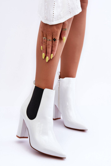 Lakuoti batai ant kulno Balta Evita