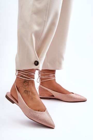 Moteriški suvarstomi baleto apartamentai, puošti smėlinės spalvos smeigtukais