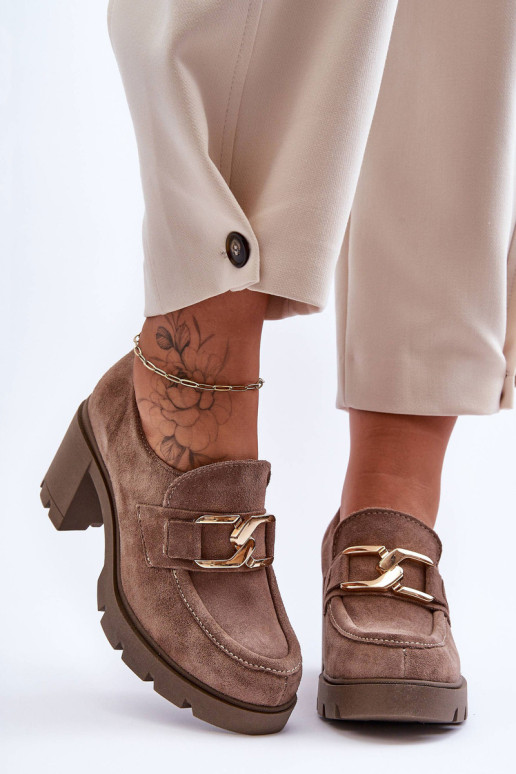 Elegantiški batai ant stulpelio su auksine...