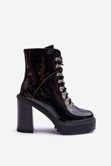 Lakuoti masyvūs kulniukai ant „The Stiletto Black Ikeshia“.