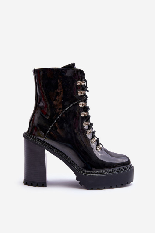 Lakuoti masyvūs kulniukai ant „The Stiletto...