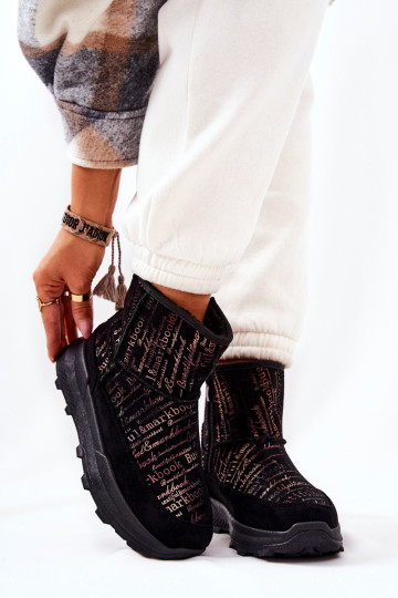 Juodi frezijos izoliuoti sniego batai su spauda