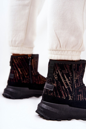 Juodi frezijos izoliuoti sniego batai su spauda