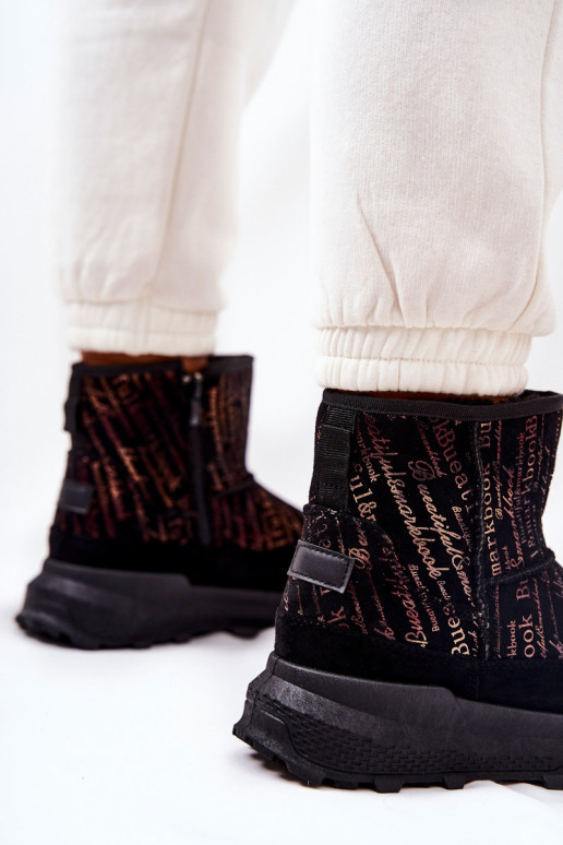 Juodi frezijos izoliuoti sniego batai su spauda