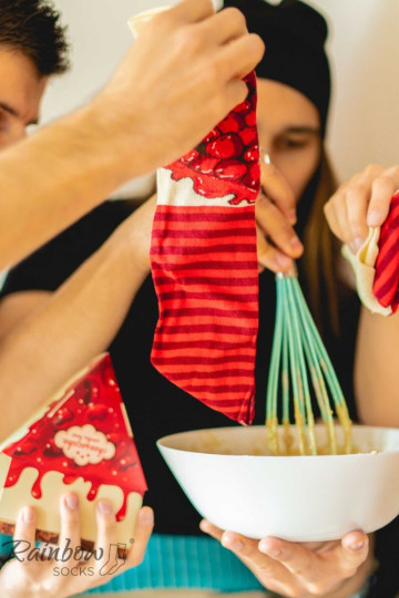 Vaivorykštės kojinės Niujorko sūrio pyragas su vyšnia 1 pora 2