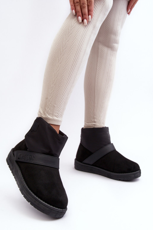 Juodi Big Star izoliuoti sniego batai ant platformos MM274151