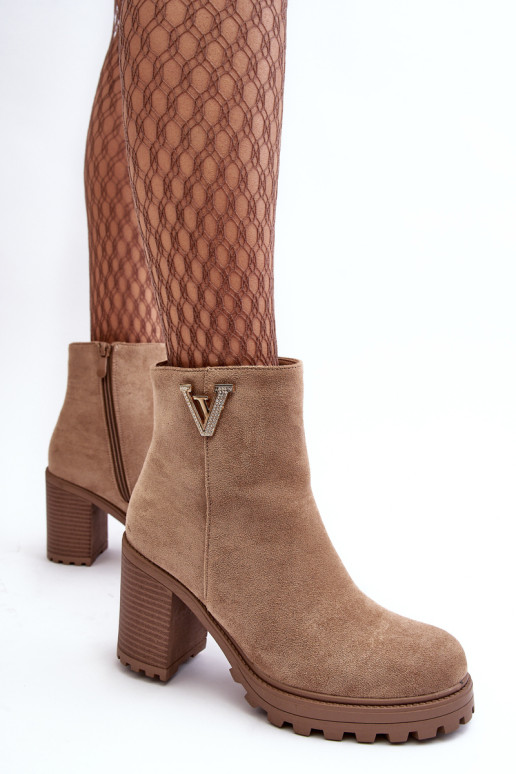 Moteriški zomšiniai aukštakulniai aukštakulniai batai su puošmena, smėlio spalvos stiprūs