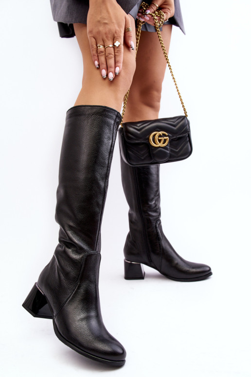 Cersaina juodi odiniai žemakulniai batai virš kelių