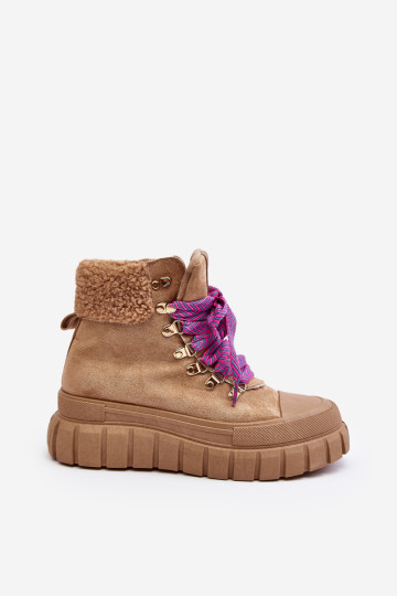 Rudi Ralotta izoliuoti batai ant storo pado