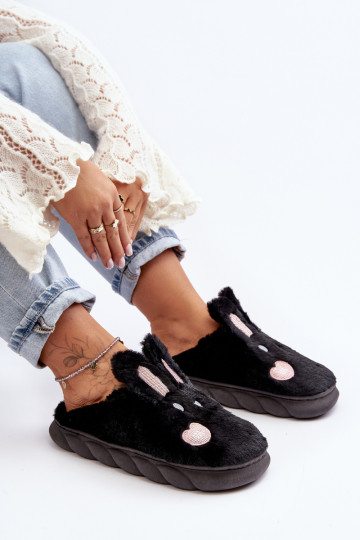 Moteriškos kailinės šlepetės su juodu zuikučiu