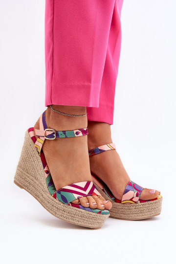 Raštuoti pleištiniai sandalai, pagaminti iš pintos daugiaspalvės anihazros