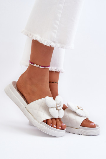 Baltos Cedrella moteriškos šlepetės su puošmena ant žemos platformos