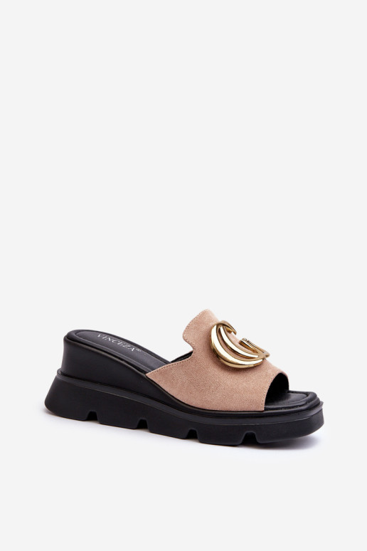 Moteriškos šlepetės, pagamintos iš ekologiškos zomšos ant pleišto ir platformos su aukso puošmena, smėlio spalvos Iaria