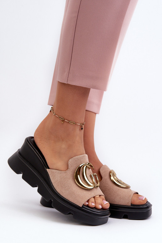 Moteriškos šlepetės, pagamintos iš ekologiškos zomšos ant pleišto ir platformos su aukso puošmena, smėlio spalvos Iaria